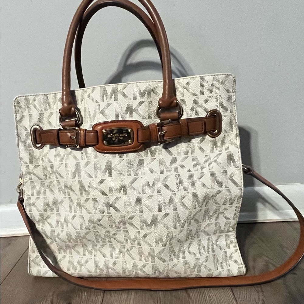 Micheal Kors purse! Like new!!